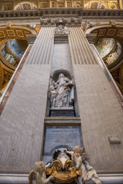Roma İtalya 27 Haziran 2015: inanılmaz heykeller yukarıya bakıp içinde St Peter's Basilica, Roma tavan