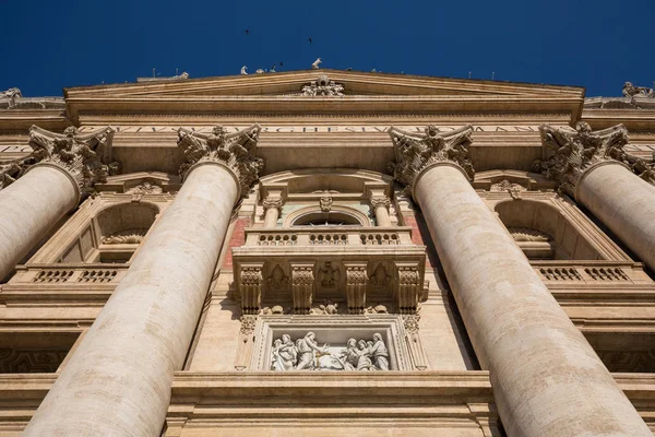 ローマ イタリア 2015 ピエトロ大聖堂 ローマへの入り口で教皇バルコニー見上げ — ストック写真