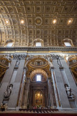 Roma İtalya 27 Haziran 2015: inanılmaz heykeller yukarıya bakıp içinde St Peter's Basilica, Roma tavan