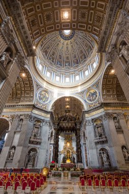 Roma İtalya 27 Haziran 2015: Ana alter ve kubbe St Peter's, Roma, görünüm