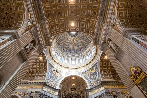 罗马意大利 2015年6月27日 仰望圣彼得大教堂内的主圆顶 在框架的底部可以看到改变的尖端 — 图库照片