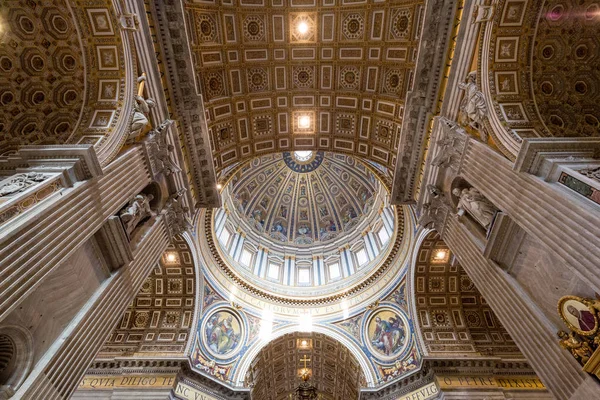 罗马意大利 2015年6月27日 仰望圣彼得大教堂内的主圆顶 在框架的底部可以看到改变的尖端 — 图库照片