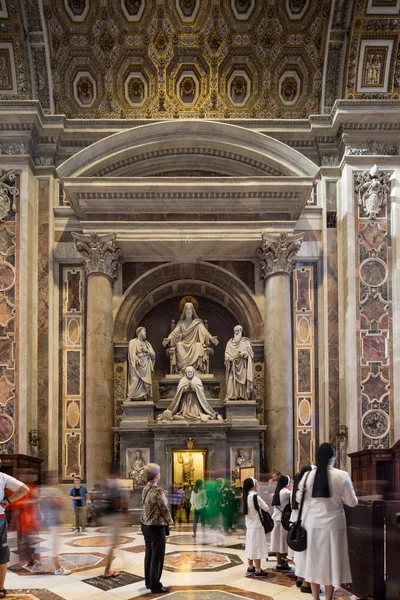 Rome Italy June 2015 Tourists Nuns Walking Stunning Doorway Peter — Stock Photo, Image