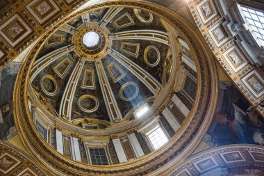 Roma İtalya 27 Haziran 2015: Işığın bir şaft bir kubbe Roma St Peter's Basilica içinde güzel ayrıntılarını aydınlatır.