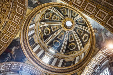 Roma İtalya 27 Haziran 2015: Güzel tavan görünümü St Peter's Basilica Roma içinde