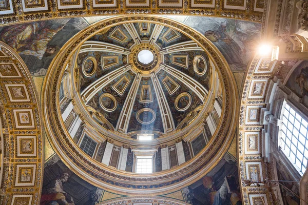 Roma İtalya 27 Haziran 2015: St Peter's Basilica Roma içinde bir kubbe güzel detay