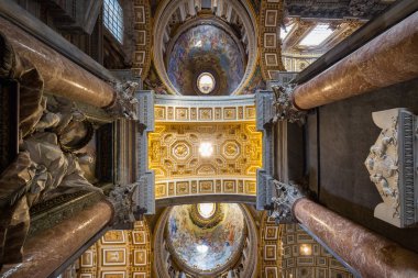 Roma İtalya 27 Haziran 2015: Geniş tavan görünümü St Peter's Basilica Roma içinde