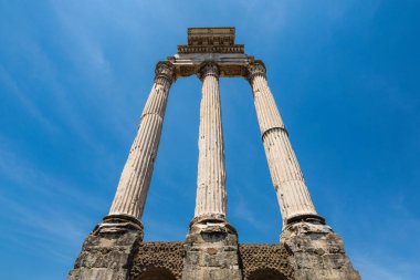 Sütun kalıntıları Roma, İtalya Roma Forumu bakarak