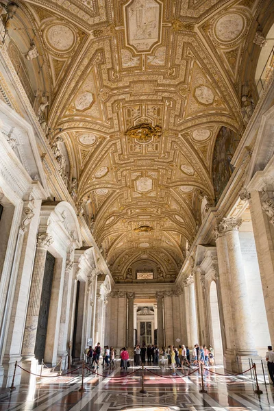 Řím Itálie Červen 2015 Návštěvníci Baziliky Svatého Petra Římě Pohled — Stock fotografie