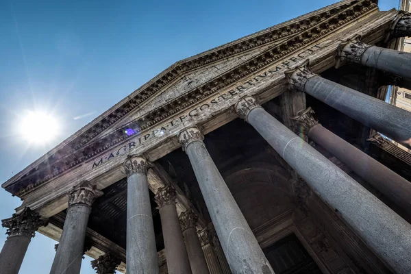 ローマのパンテオンの入り口に明るい日光の下を見上げてください — ストック写真
