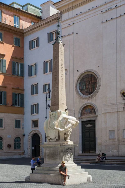 Rom Italien Juni 2015 Turister Sitter Elefant Och Obelisken Skulpturen — Stockfoto