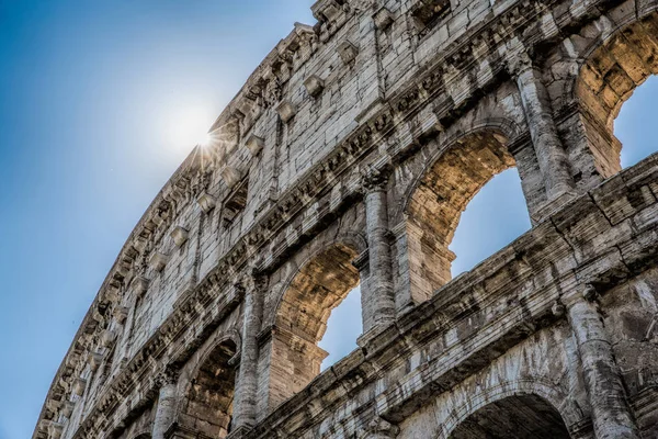 イタリア ローマのコロシアムの上に太陽がピークします — ストック写真
