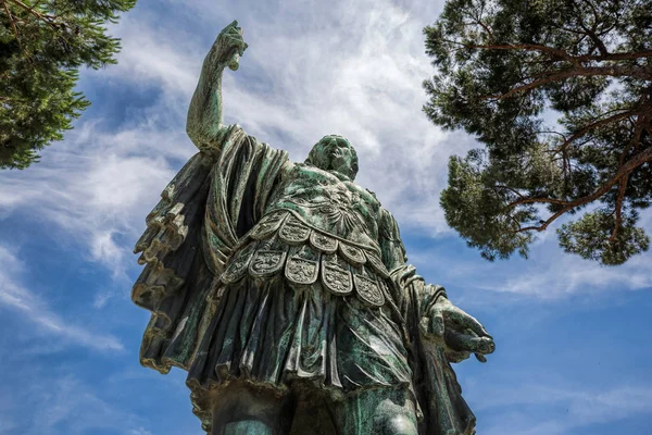 Julius Sezar Dei Fori Imperiali Roma Heykeli Bakarak — Stok fotoğraf