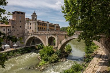 Pons Fabricius veya Ponte dei Quattro CAPI, eski Roma köprüsü olan Roma, İtalya'da, hala özgün haliyle mevcut