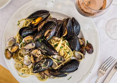 Midye, istiridye ve sarımsak, Roma Trastevere bölgesinde bir restoranda spagetti