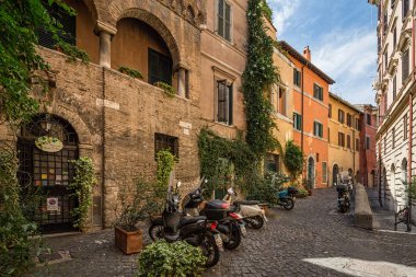 Roma İtalya 29th Haziran 2015: Roma güzel ancinet Trastevere bölgesinin bir alışveriş merkezi cobblestoned sokakta park edilmiş scooter