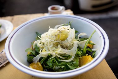 Rezene, zeytin, roket ve portakal salatası Taze bruschetta ve kısa siyah kahve Roma, İtalya
