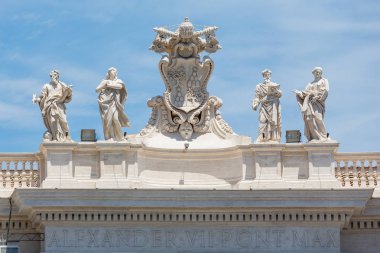 Roma İtalya 27th Haziran 2015: St Peter's Meydanı, Roma colonnades heykeller