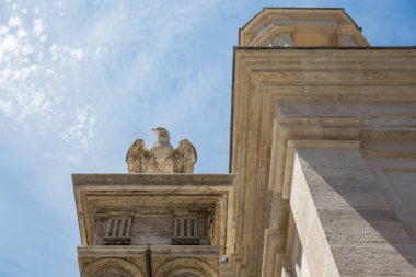 Roma İtalya 27th Haziran 2015: Roma kartal heykeli Roma Vatikan Müzesi yakınındaki bir ağ geçidi üstüne