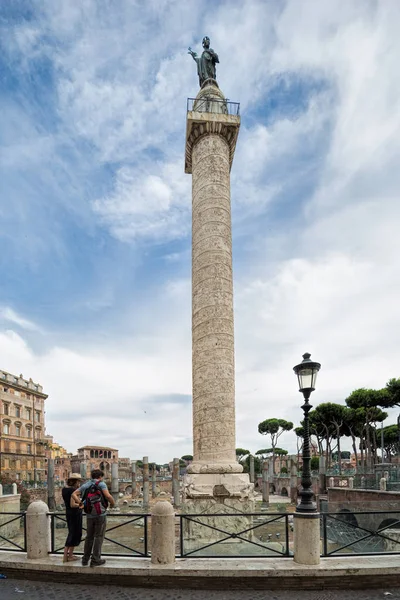 Roma Giugno 2015 Turisti Visita Alla Colonna Traiano Roma Costruita — Foto Stock