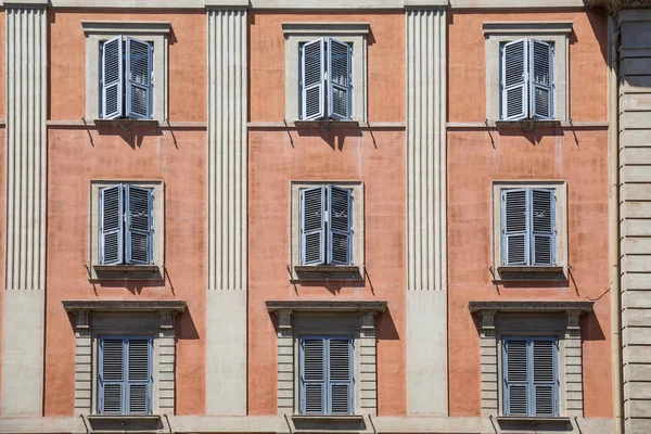 Blauwe Luiken Windows Een Zijstraat Buurt Van Peter Cathedral Rome — Stockfoto