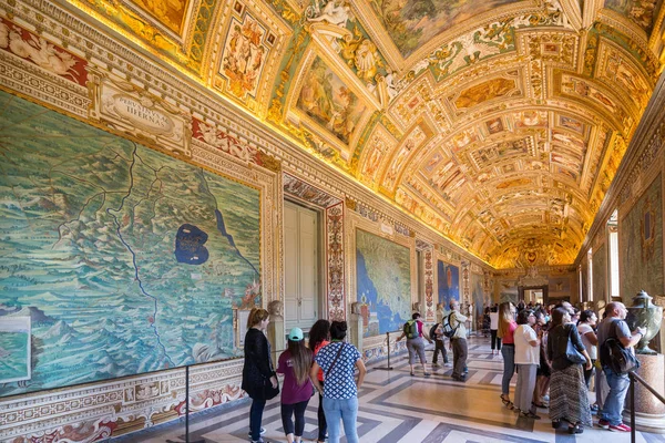 Róma Június 2015 Turisták Gyönyörködnek Galéria Térképeket Vatikáni Múzeum — Stock Fotó
