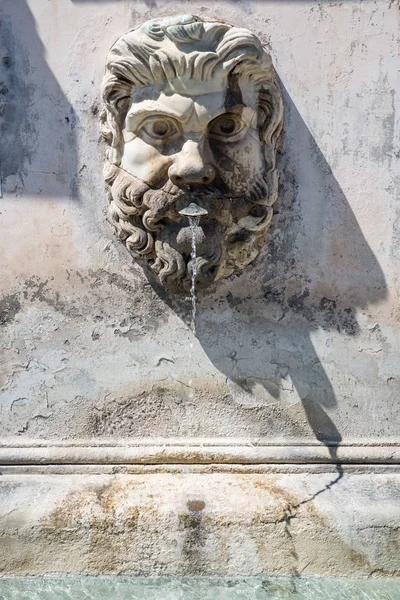 Roma İtalya 27 Haziran 2015: Ayrıntı Fontana della Pigna veya sadece Pigna 