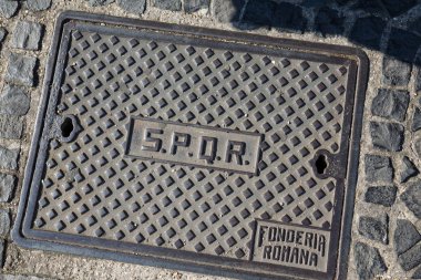 Roma İtalya 27 Haziran 2015: Spqr Roma'da kaldırım kanalizasyon kapağı kabartmalı.