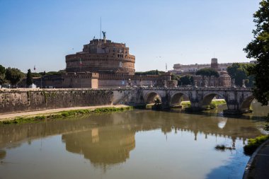 Kale Sant'Angleo ve güzel Pont Sant'Angelo Tiber Nehri üzerinde Roma köprü