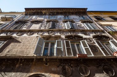 Roma İtalya 26 Haziran 2015: Heykel s Azizler ve Papa bir bina Roma, İtalya