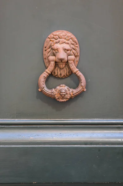 Lionshead Латуні Двері Молоток Захопили Римі Італія — стокове фото