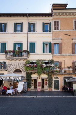 Roma İtalya 28th Haziran 2015: Turistik dükkanlar ve Piazza Navona, Roma restoranda