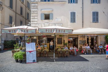Roma İtalya 28th Haziran 2015: Bir reataurant pazarda Campo De Fiori, Rome, turist