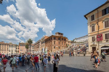Roma İtalya Haziran 2015: Turist alt kısmındaki İspanyol Merdivenleri Roma, İtalya