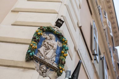 Roma İtalya Haziran 2015: Madonna heykel bir sokak köşesinde Roma, İtalya