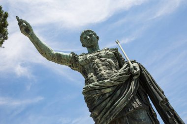Julius Sezar'ın Via dei Fori Imperiali, Roma heykeli bakarak