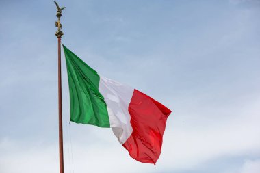 Roma, İtalya, rüzgarda uçan İtalyan bayrağı