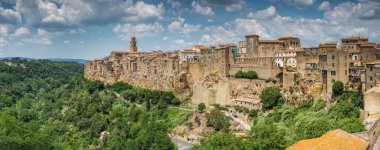 Panoramik manzaralı güzel kasaba pf Pitigliano Toskana, İtalya