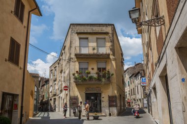 Pitigliano İtalya 30th Haziran 2015: Pitigliano, Toskana bölgesindeki iki dar şerit ile daire ve dükkan