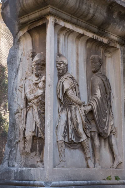 ローマのフォロ ロマーノの北西端に位置するセプティミウス セウェルスのアーチの彫刻の詳細 — ストック写真