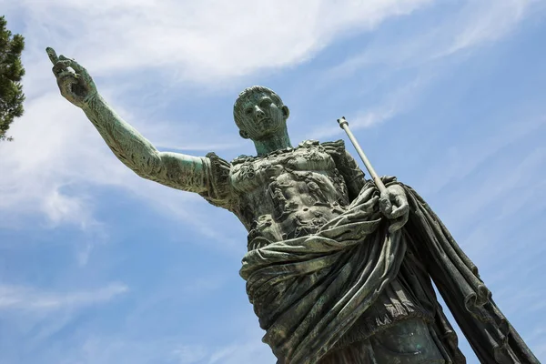 Julius Sezar Dei Fori Imperiali Roma Heykeli Bakarak — Stok fotoğraf