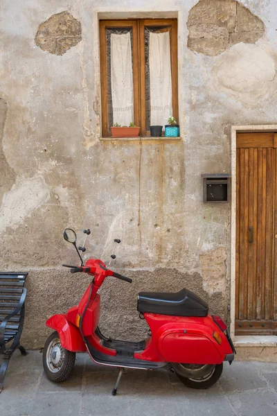Pitigliano İtalya 30th Haziran 2015: Kırmızı scooter Pitigliano, Tuscany'de Park.