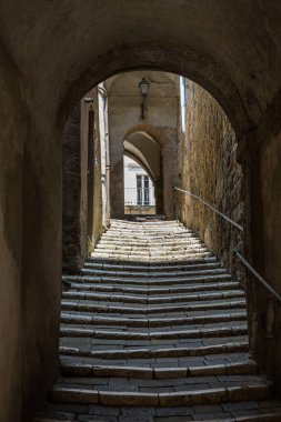 Dar sokaklar ve Arnavut kaldırımı merdiven Pitigliano, Toskana bölgesindeki