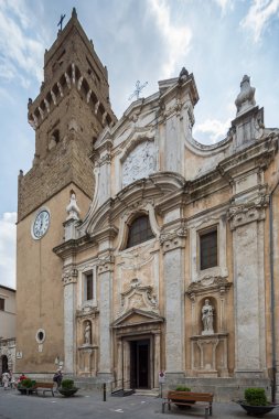 Pitigliano İtalya 30th Haziran 2015: Santi Pietro Kilisesi e Paolo Pitigliano