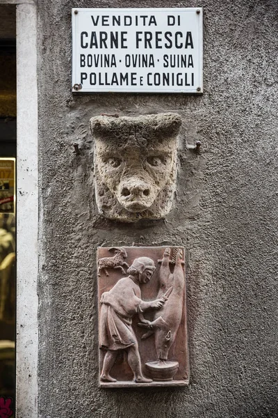 Pitigliano Italia Junio 2015 Carniceros Firman Pitigliano Toscana — Foto de Stock