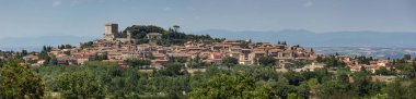 Panoramik manzaralı tepe kasaba Sarteano Toskana, İtalya
