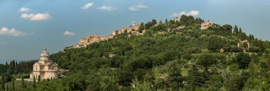 Panoramik San Biagio kilise ve tepenin town ve Montepulciano Toskana, İtalya