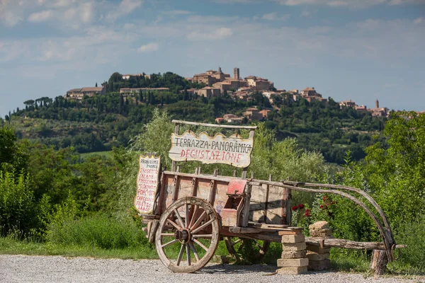 Μοντεπουλτσιάνο Italyjune 30Η 2015 Αγροτικό Καλάθι Διαφήμιση Τοπικές Λιχουδιές Witjh — Φωτογραφία Αρχείου