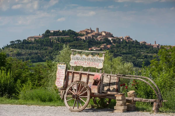 Montepulciano Giugno 2015 Rustico Carrello Pubblicitario Prelibatezze Locali Con Città — Foto Stock