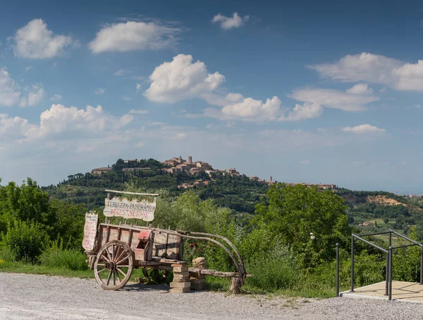Montepulciano Italyjune 2015 Rustikální Vozík Reklamní Místní Pochoutky Witjh Kopci — Stock fotografie